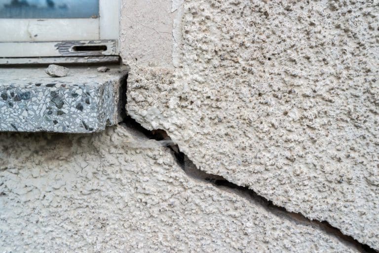 Selbst ein Neubau auf dem benachbarten Grundstück kann zu Rissen am eigenen Haus führen, da sich