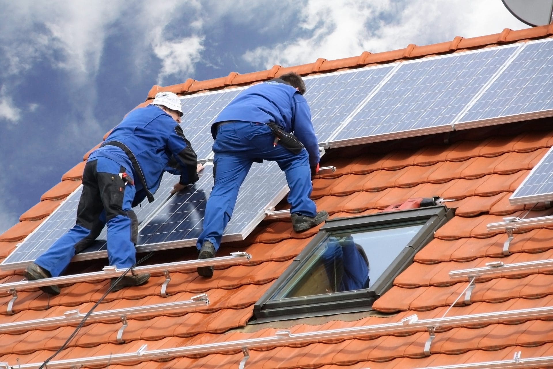 Solaranlagen / Photovoltaikanlagen sind in der Regel durch die Gebäudeversicherung nicht oder nicht ausreichend versichert - hier sind oft separate Policen sinnvoll. (© Marina Lohrbach / Fotolia)