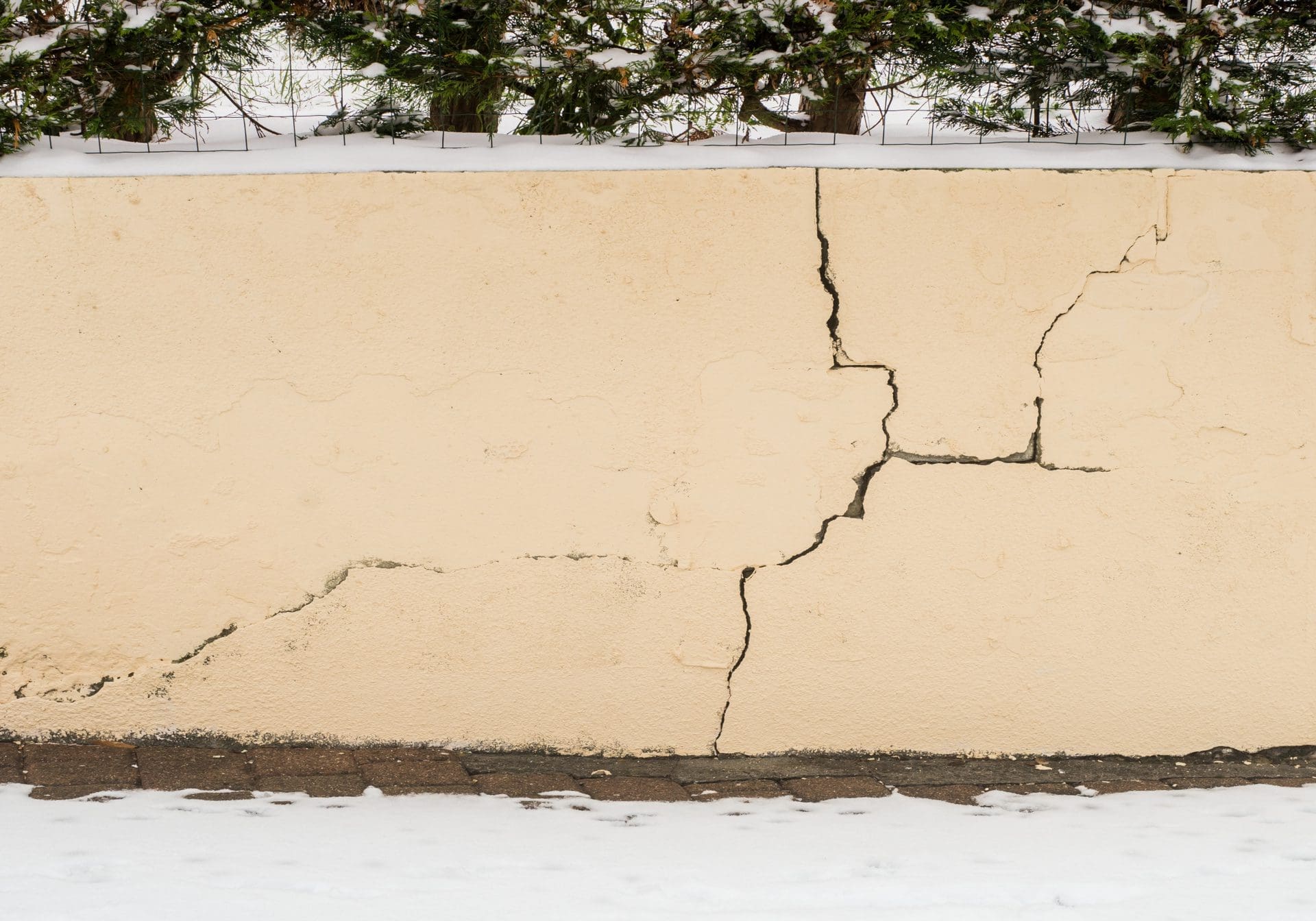 Ob Spannungsrisse im Putz, Setzrisse im Mauerwerk oder Schwindrisse im Beton: Können Frost und Feuchtigkeit angreifen, müssen Sie etwas unternehmen! - Gern vermitteln wir Sanierungsprofis und Sachverständige dafür. (© Fotoschlick / stock.adobe.com)