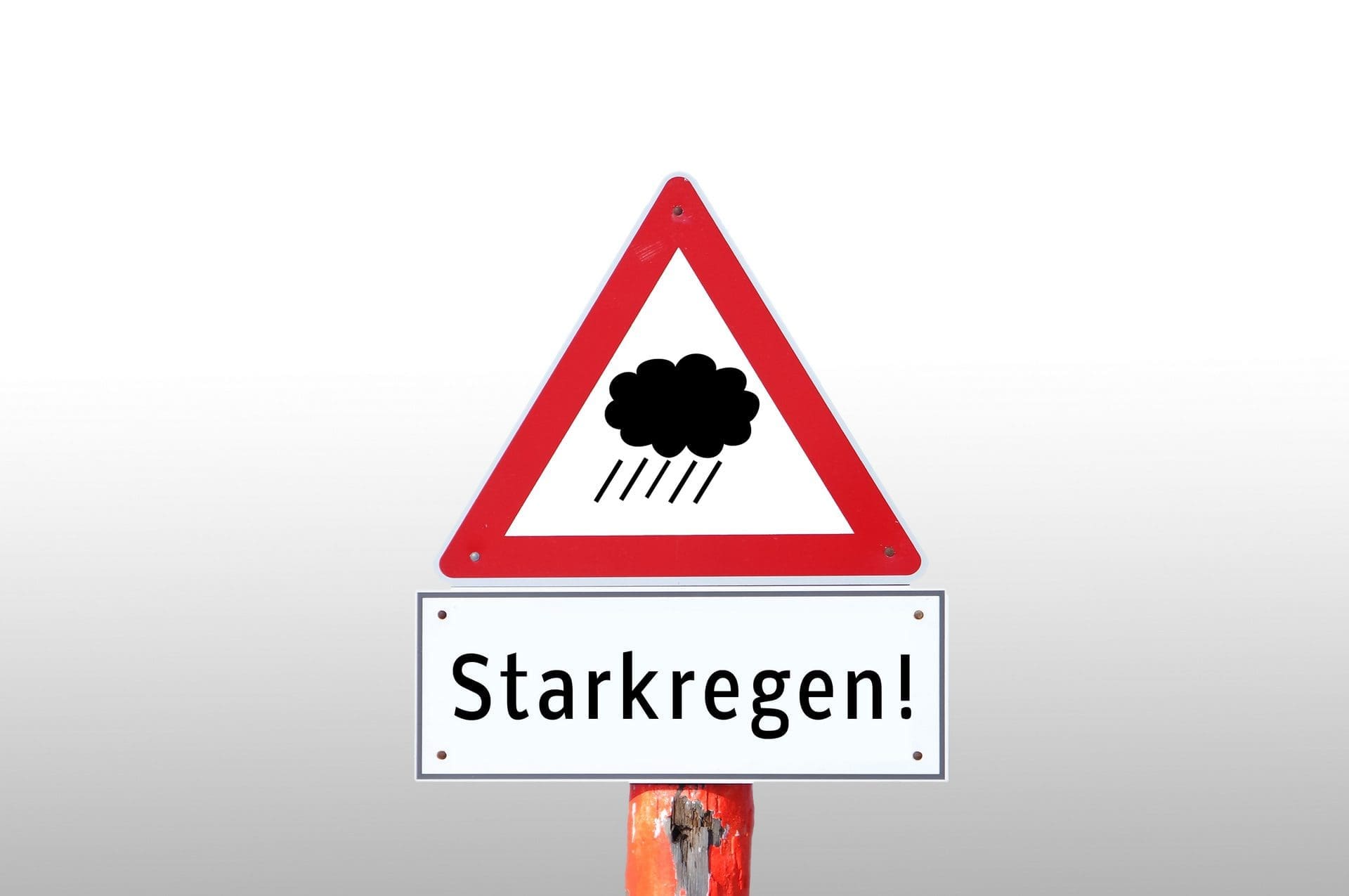 Starkregen: Oft steht ein Unwetterschaden im Kontext langer und ergiebiger Regengüsse, auch in Verbindung mit Stürmen (© Animaflora PicsStock / stock.adobe.com)