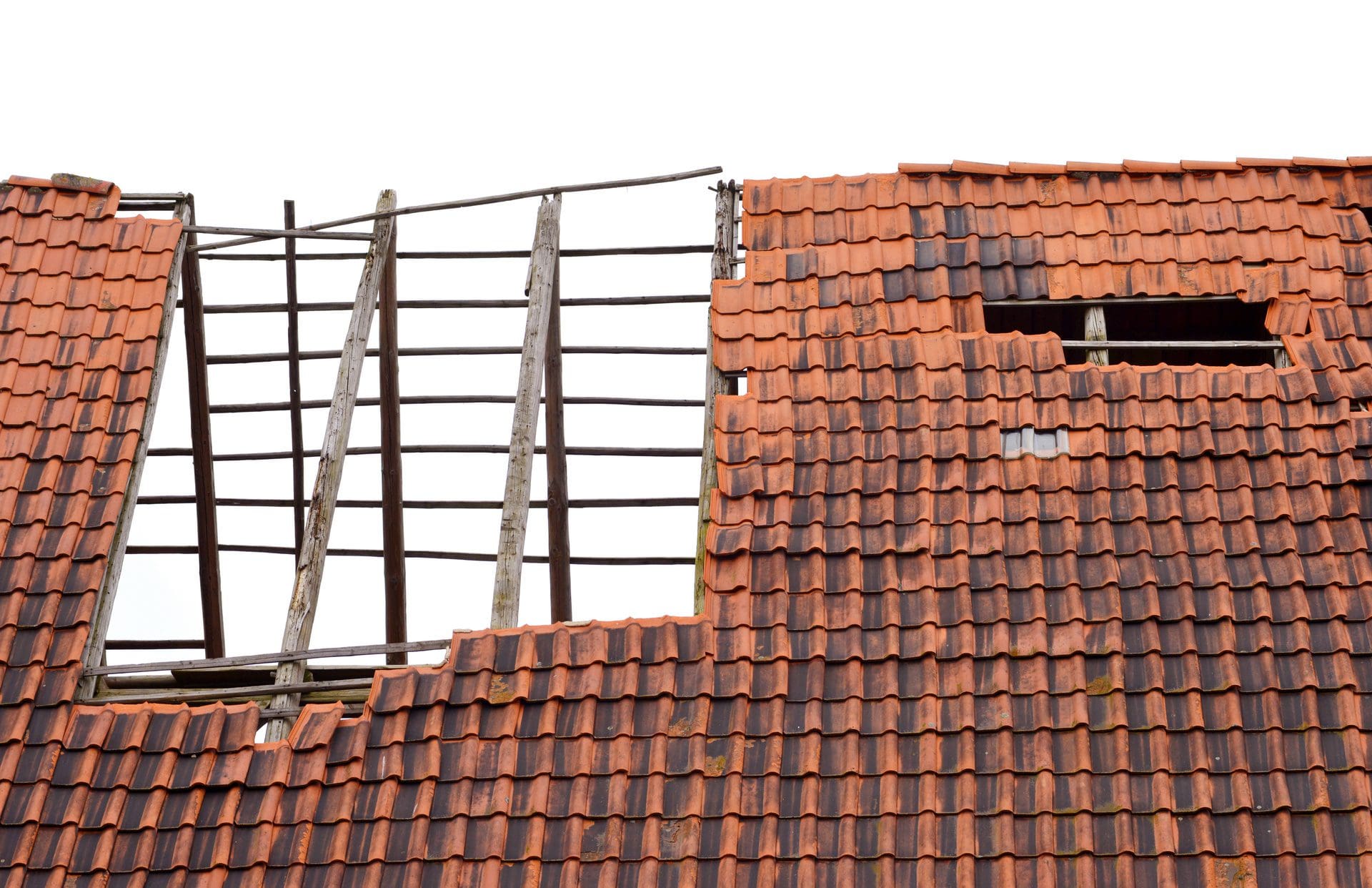 Sturmschaden am Dach | Wer zahlt bei Sturmschäden an Haus und Grundstück? (© Sinuswelle / stock.adobe.com)