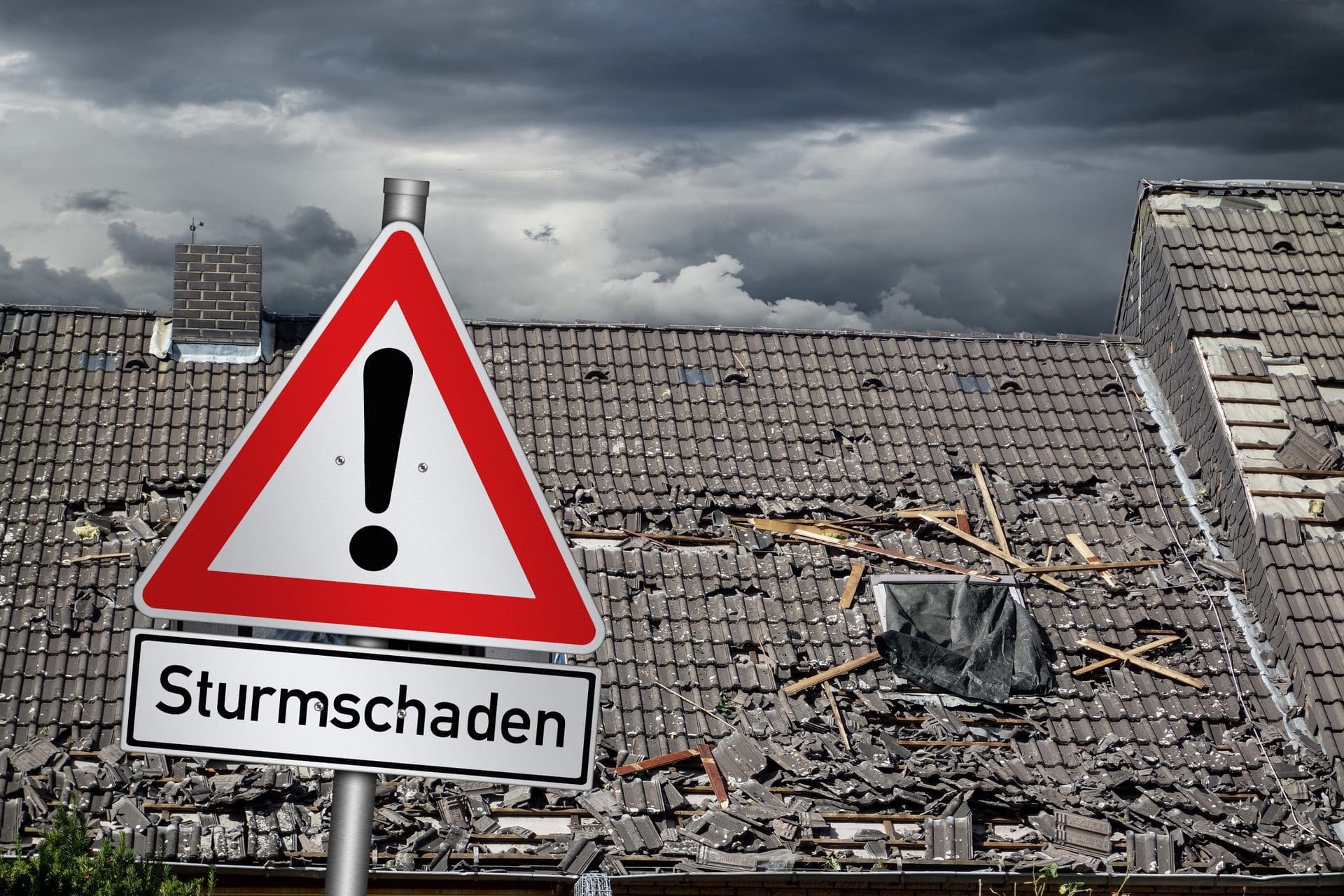 Sturmschäden an Gebäuden (ab Windstärke 8!) sind über die Wohngebäudeversicherung meist recht gut gedeckt (© stockphoto-graf / stock.adobe.com)