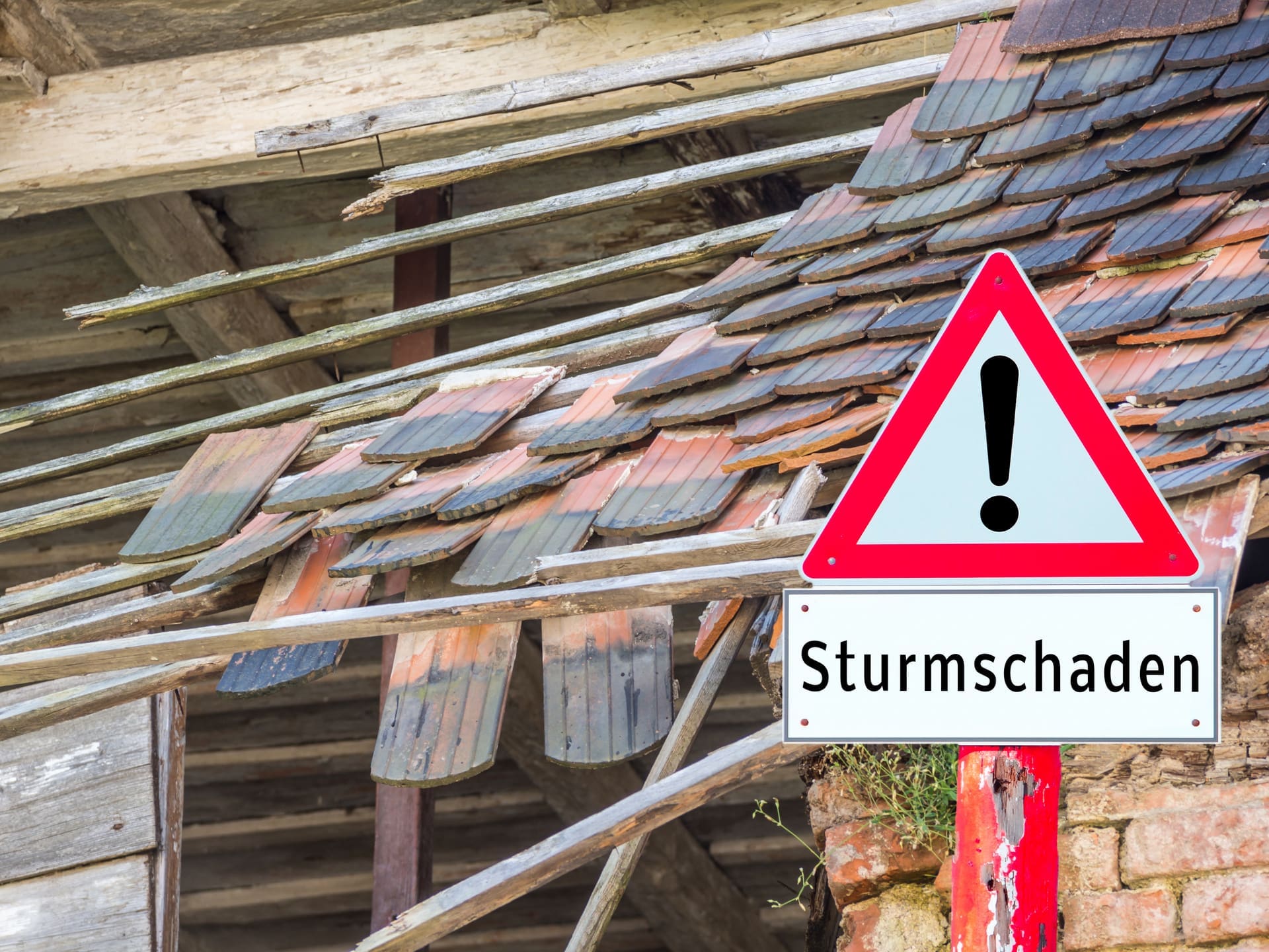 Sturmschäden - und Versicherung zahlt nicht?! (© Animaflora PicsStock / stock.adobe.com)