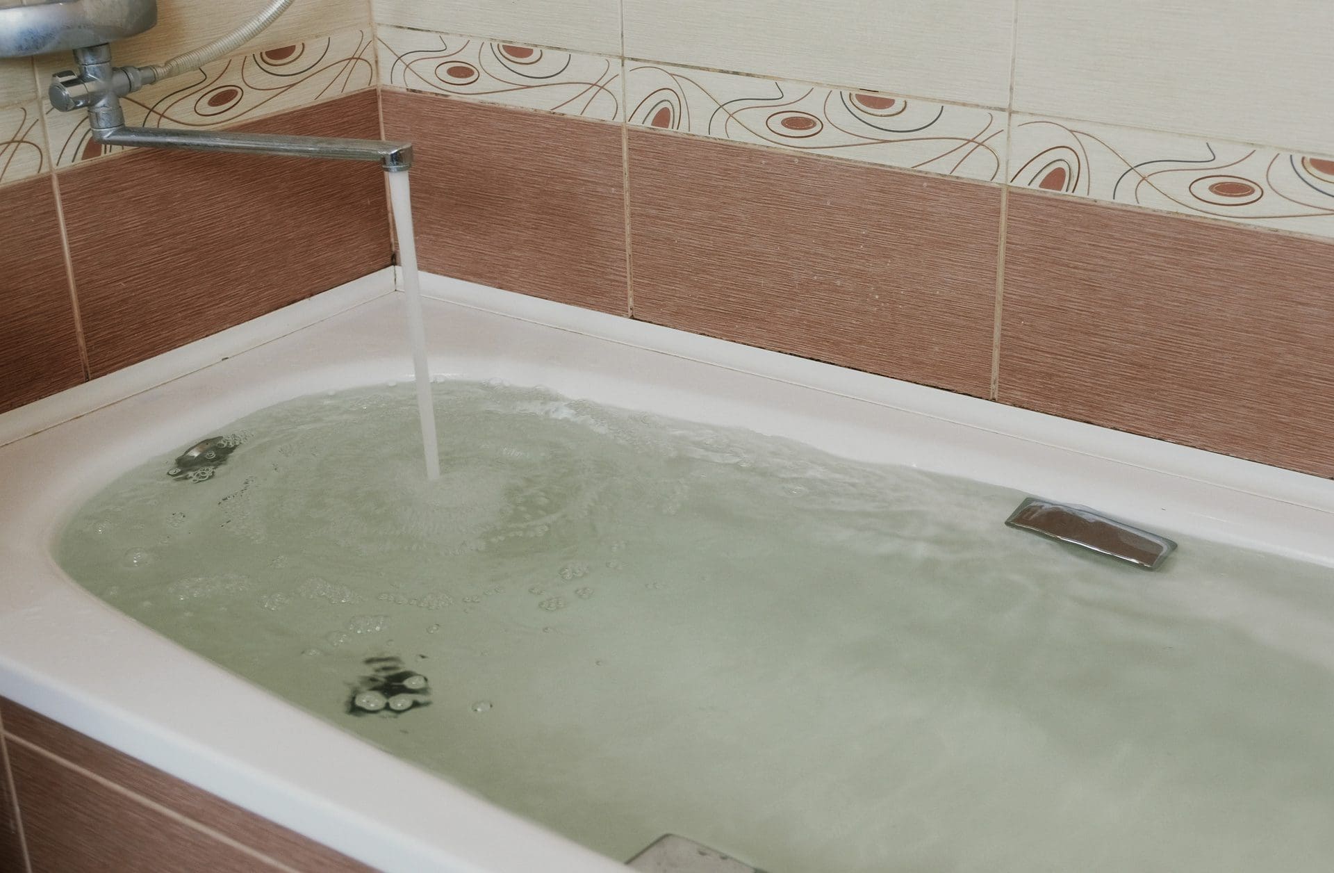 Eine übergelaufene Badewanne ist neben Rohrbruch eine der häufigsten Ursachen für Wasserschäden in der Decke bzw. in Wänden (© familylifestyle / stock.adobe.com)