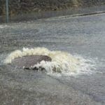 Überschwemmung durch Rückstau aus der Kanalisation (© eloleo / stock.adobe.com)