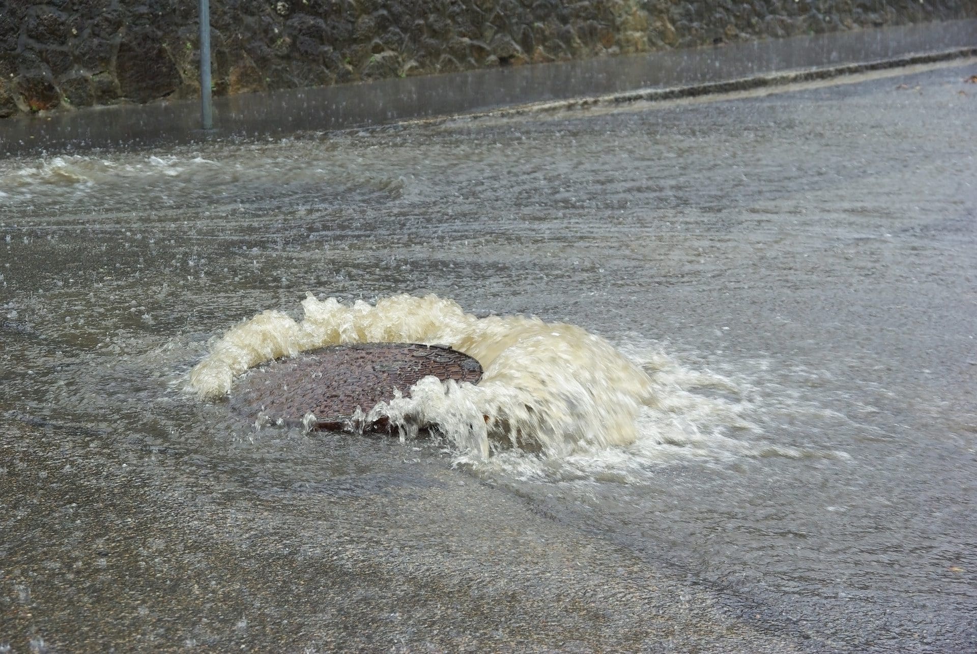 Überschwemmung durch Rückstau aus der Kanalisation (© eloleo / stock.adobe.com)