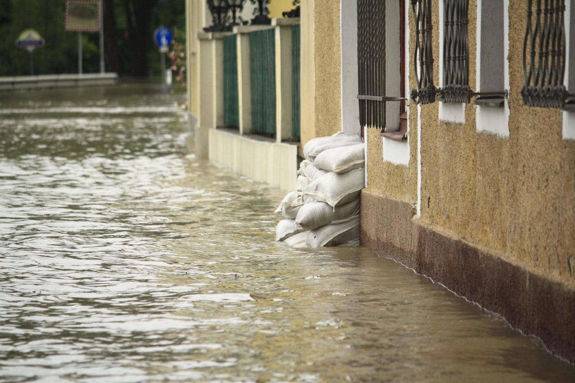 Überschwemmungen und Hochwasser sind in manchen Regionen nicht mehr versicherbar - auch nicht mit Elementarversicherung Zusatz. Zu hoch waren in den letzten Jahren die Schäden für die Versicherer. (© NoA Production / Fotolia)