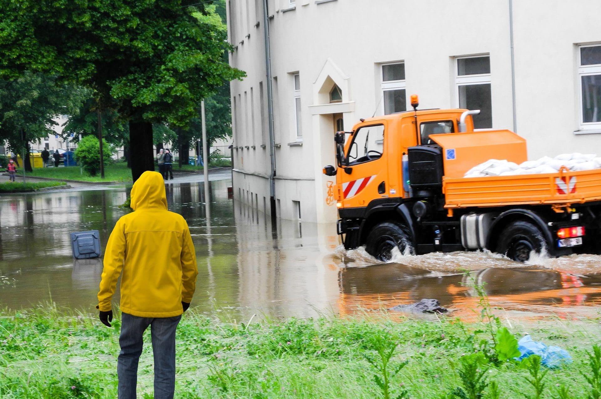 Nach Unwetter-Katastrophen wie etwa im Ahrtal / Ahrweiler wollten viele Menschen den Betroffenen helfen. Doch die Spenden konnten nicht mehr als eine erste Soforthilfe sein. Oftmals mangelte es an Sanierungsfirmen, Gutachtern und nicht zuletzt auch Sachbearbeitern bei den Versicherungen. (© Animaflora PicsStock / stock.adobe.com)