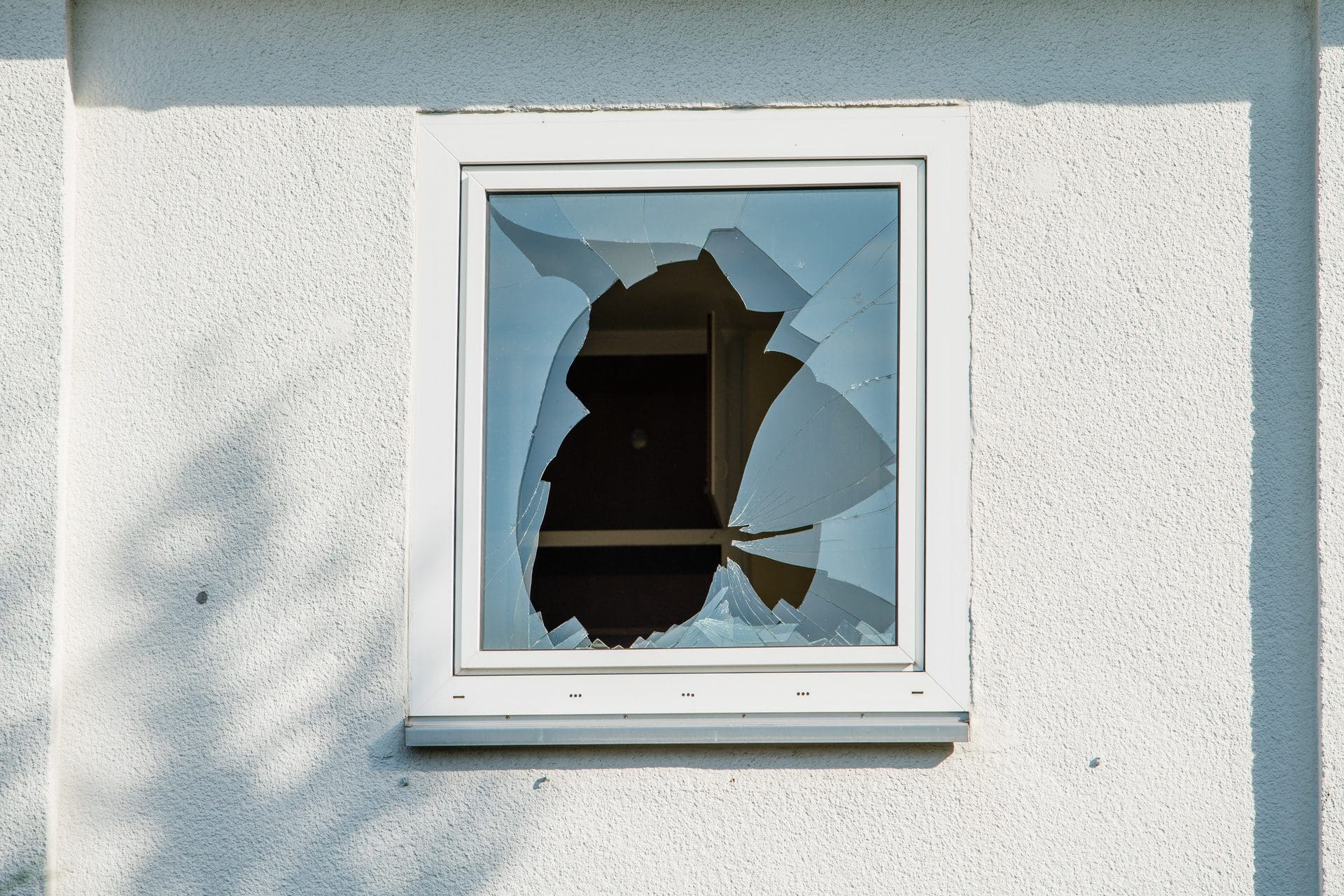 Wenn Vandalen mutwillig die Fenster einschlagen / Scheiben kaputt werfen: Zahlt die Hausratversicherung und/oder Wohngebäudeversicherung? (© EwaStudio / stock.adobe.com)