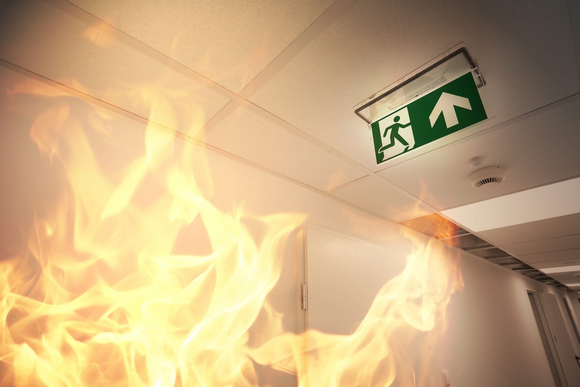 Verhalten bei Feuer / Bränden: Was tun, wenn es brennt? (© ambrozinio / stock.adobe.com)