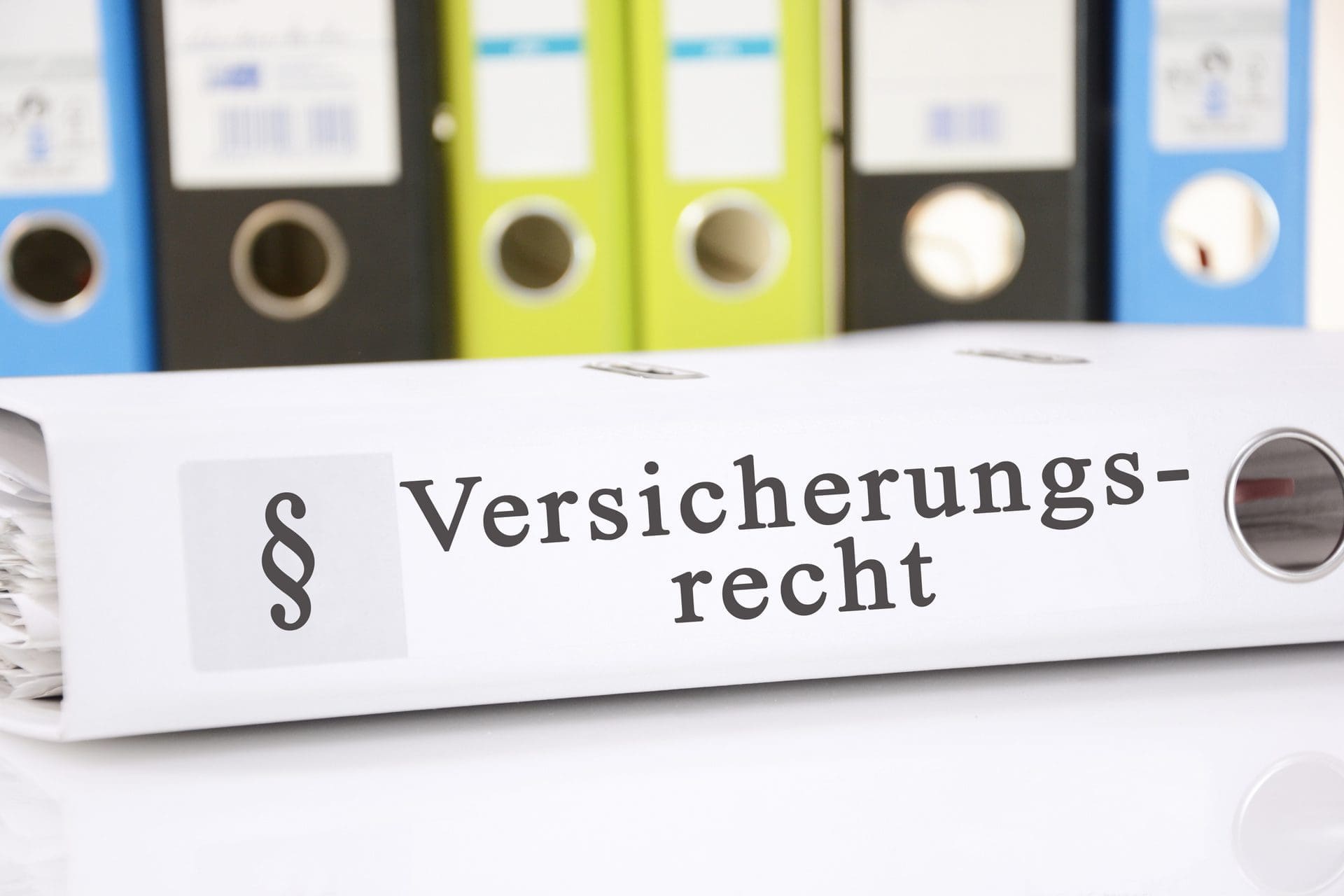 Versicherungsrecht ist eines der Rechtsgebiete, auf welches die Kanzlei bzw. der Rechtsanwalt eines Versicherungsnehmers spezialisiert sein sollte, wenn der Mandant Ärger mit seiner Schadenregulierung hat (© Marco2811 / stock.adobe.com)