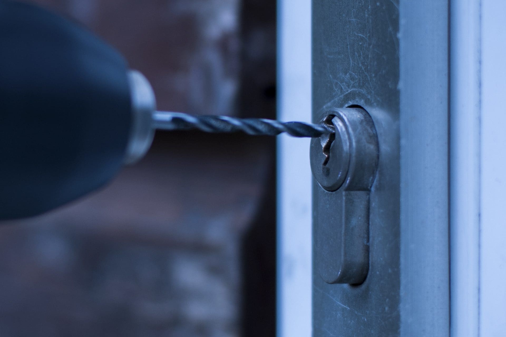 Versuchten Einbruch melden: Wurde vom Einbrecher das Türschloss beschädigt, muss auch umgehend für Ersatz bzw. Reparatur gesorgt werden. Schlüsselnotdienste können in der Regel rund um die Uhr helfen (© Jens Rother / stock.adobe.com)