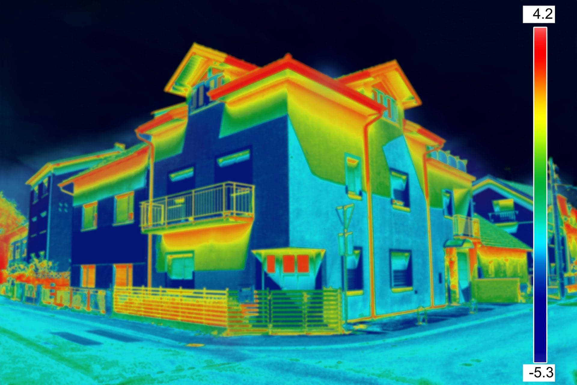 Wärmeverluste am Haus werden durch derartige Wärmebilder / Infrarotbilder einer Wärmebildkamera sichtbar gemacht (© smuki / stock.adobe.com)