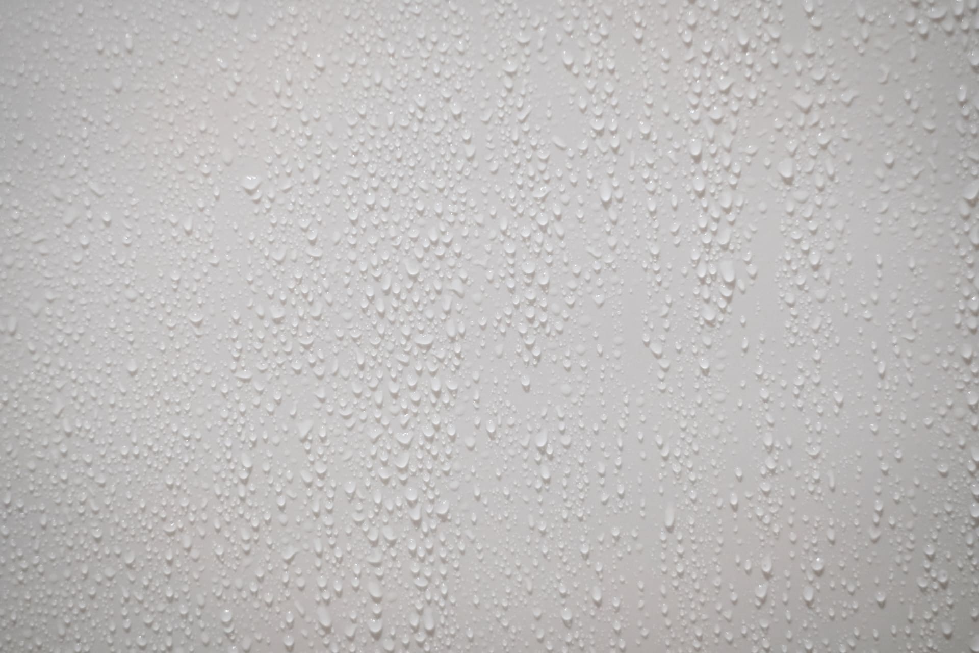 Wand feucht, aber kein Schimmel | Bei so viel Kondenswasser ist Schimmelbildung an den Wänden nur noch eine Frage der Zeit... (© BoszyArtis / stock.adobe.com)