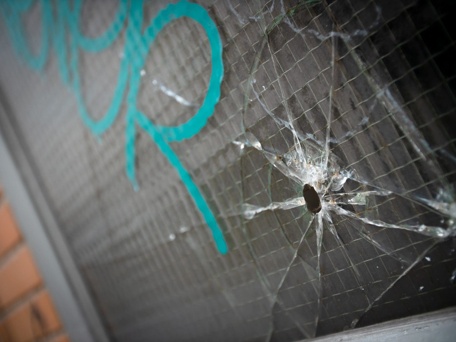Glasbruch, Graffiti-Schmierereien, Zerstörungswut | Was ist Vandalismus? Und wer zahlt bzw. was ist versichert? (© lanternworks / stock.adobe.com)