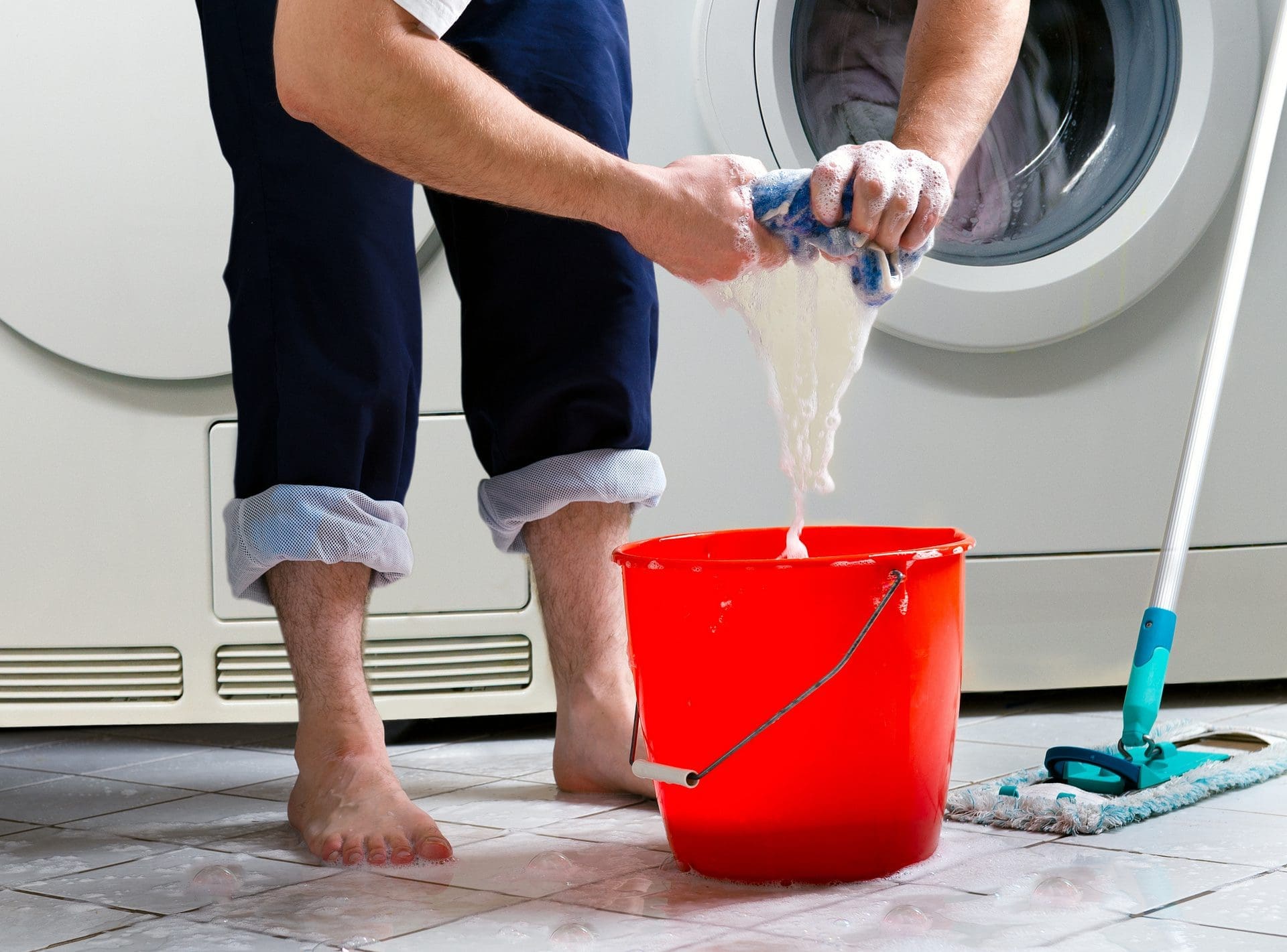 Wenn das austretende Wasser aus einer defekten Waschmaschine bzw. deren Anschlussleitung nicht zügig gestoppt wird, ist ein Wasserschaden in der Decke des Untermieters oft nicht zu verhindern... - ein Fall für die Haftpflicht dann?! (© Dron / stock.adobe.com)