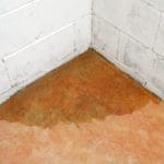 Wasser drückt durch Wand und Boden im Keller (© cunaplus / stock.adobe.com)