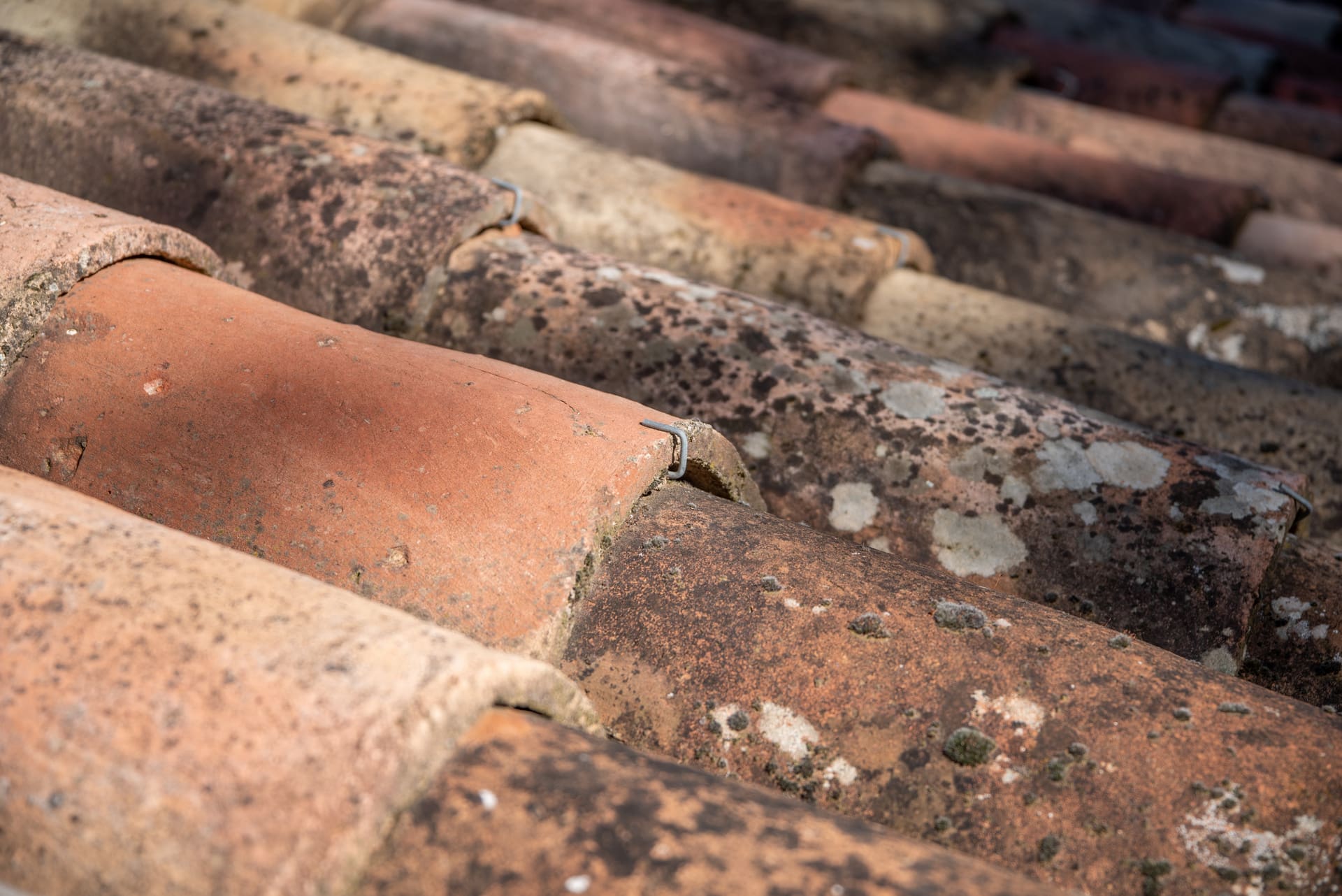 Ältere Dächer sollten regelmäßig vom Dachdecker bzw. einem Sachverständigen inspiziert werden, damit nicht unentdeckt Wasser zwischen oder unter die Dachziegel läuft und in der darunterliegenden Dachkonstruktion keinen Wasserschaden erzeugt. (© FaRifo / stock.adobe.com)