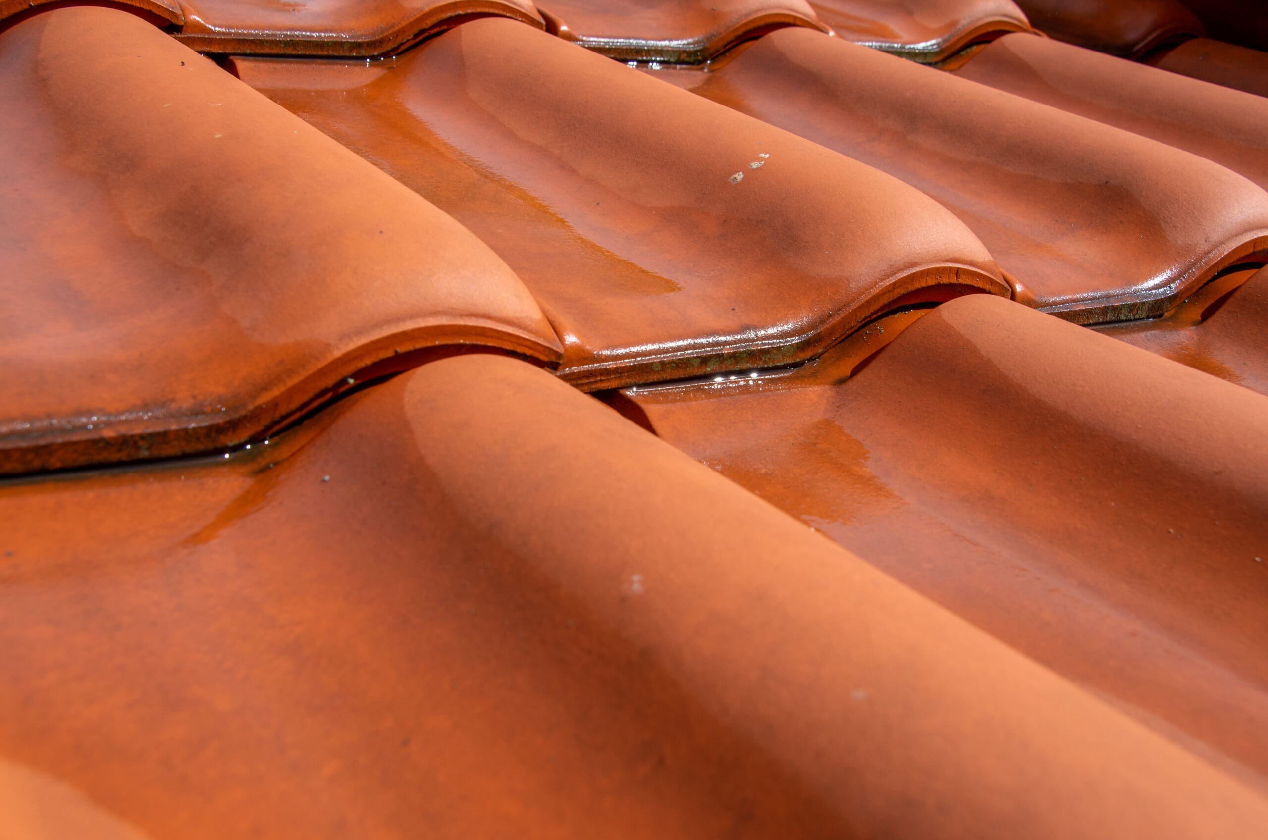Wasser läuft unter Dachziegel - Wird die Versicherung für den entstandenen Wasserschaden zahlen? (© FaRifo / stock.adobe.com)