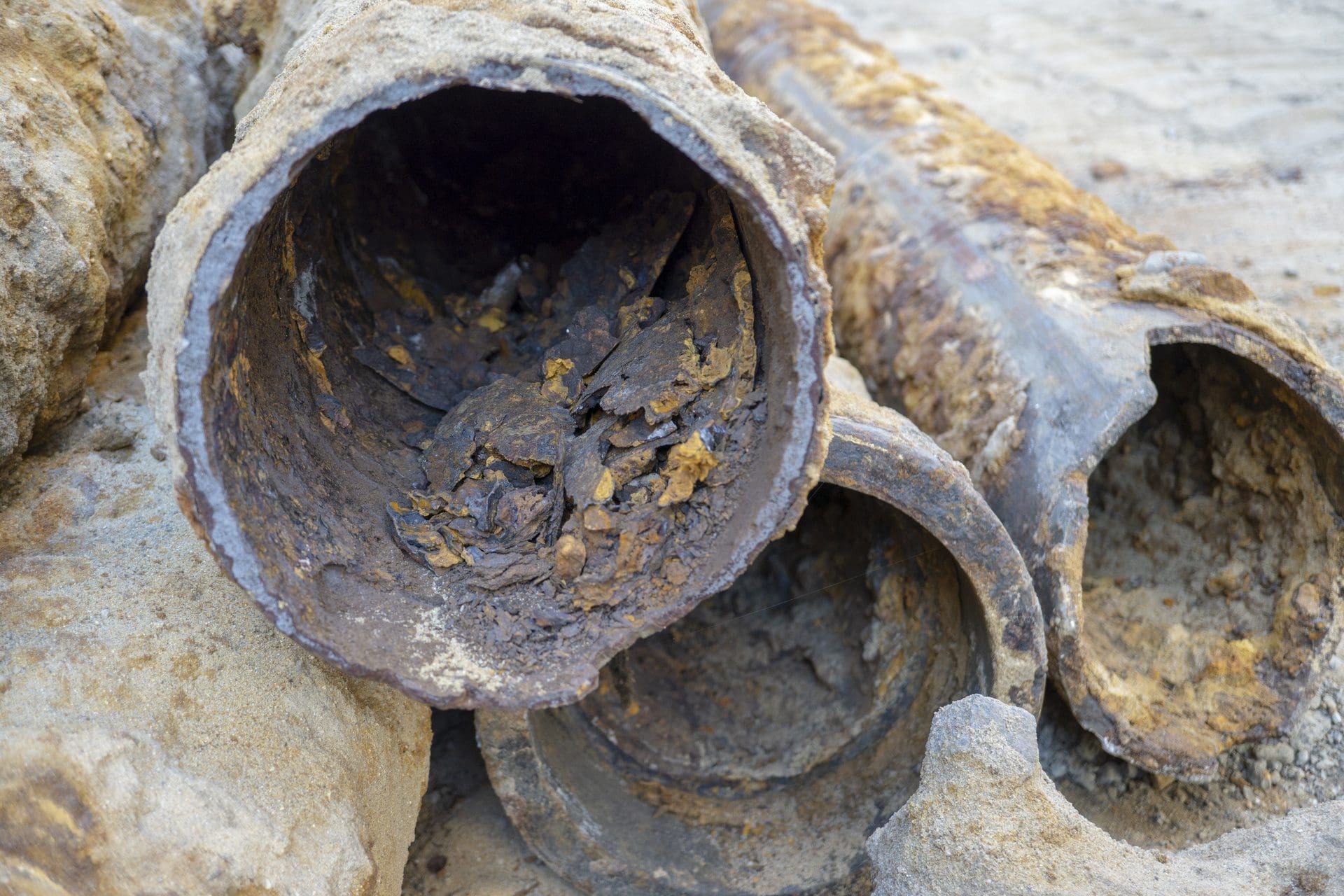 Rohrbruch: Nach Wasserrohrbrüchen müssen in der Regel immer Wasserschadensanierer anrücken. Im besten Fall zahlt die Versicherung alles. (© gabort / stock.adobe.com)