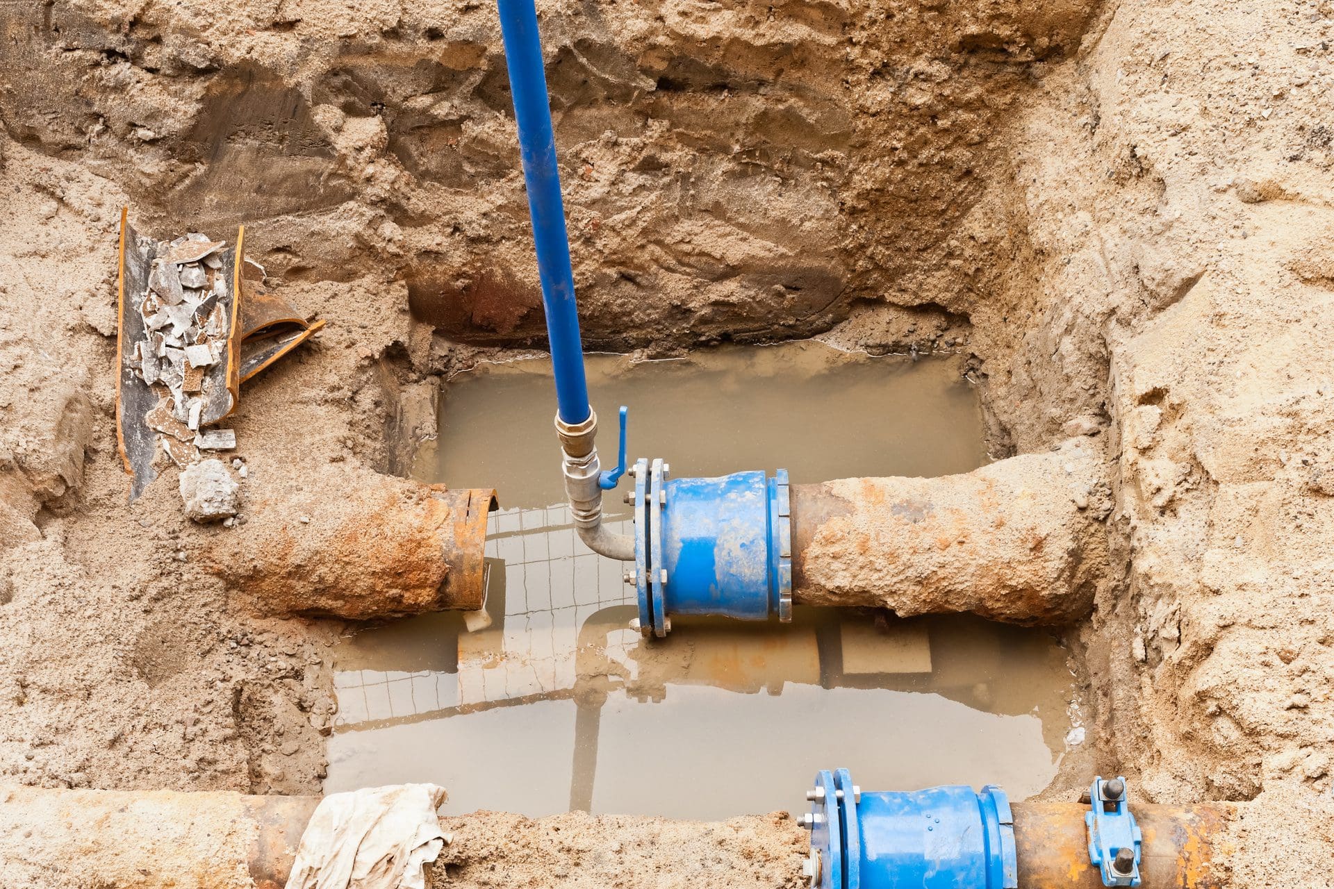Wasserrohrbruch | Wer zahlt bei Rohrbruch vor dem Haus? Wem gehört die Wasserleitung zum Haus? (© fefufoto / stock.adobe.com)