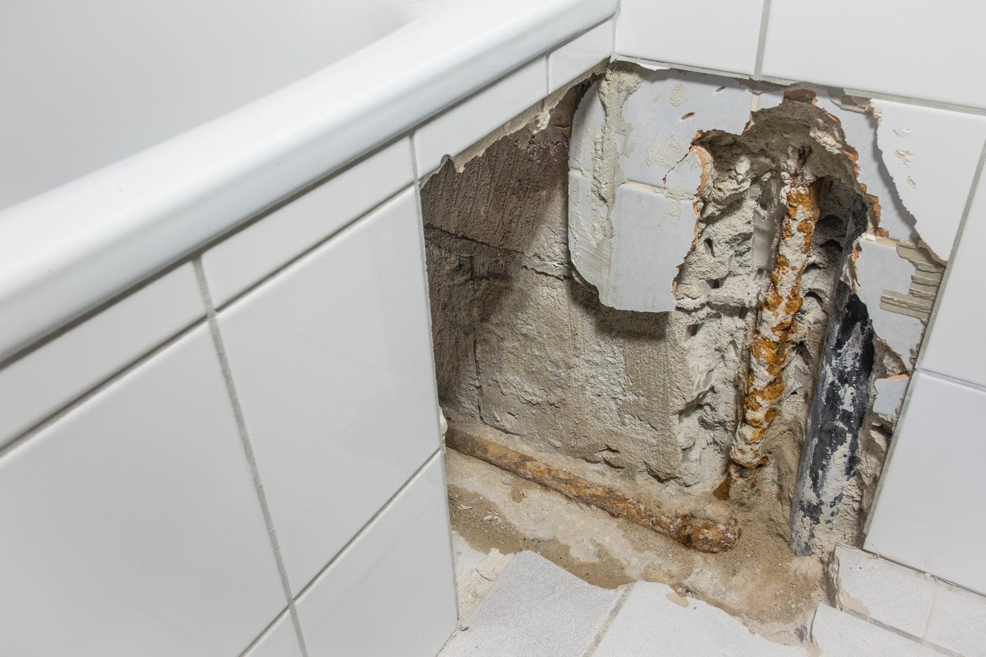 Oft müssen Wände und Fliesen aufgestemmt werden, um einen Wasserschaden beheben zu können. Die Reparatur dauert und hat oft hohe Kosten, die im hoffentlich von der Versicherung getragen werden (© piXuLariUm / stock.adobe.com)