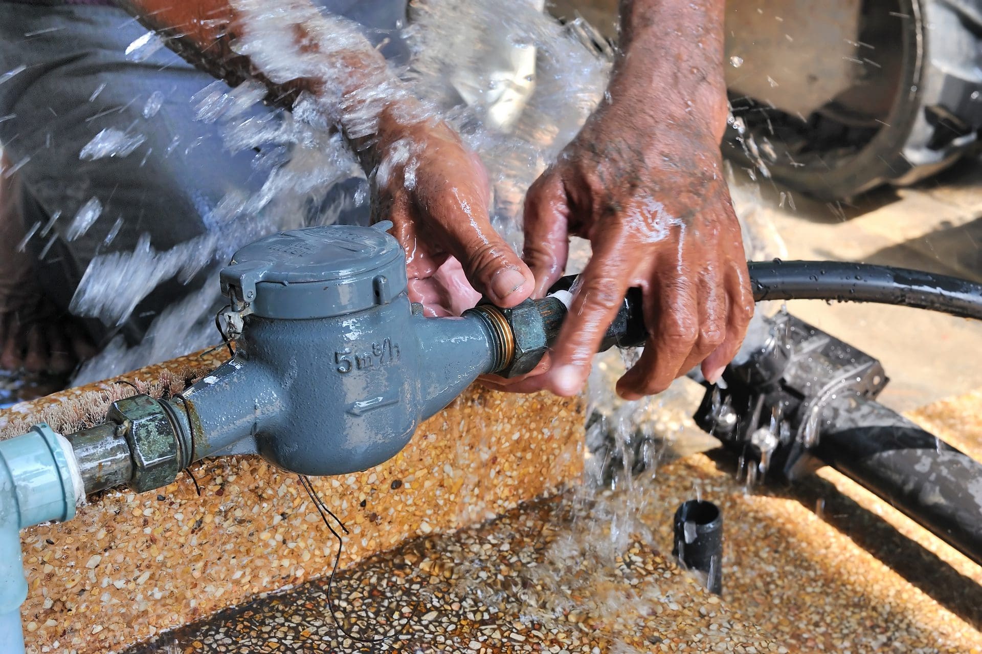 Versicherungsfall Wasserschaden: Was bedeutet bestimmungswidrig austretendes Leitungswasser? (© varandah / stock.adobe.com)