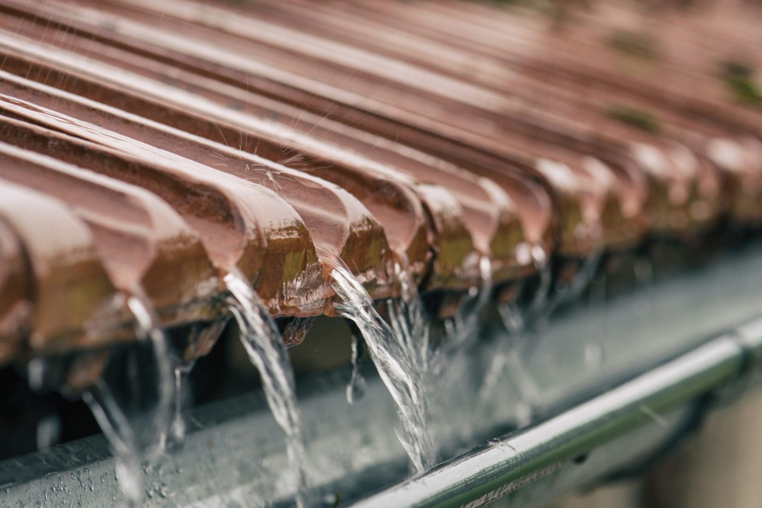 Wasserschaden durch Regen | Starkregen? (© majivecka / stock.adobe.com)