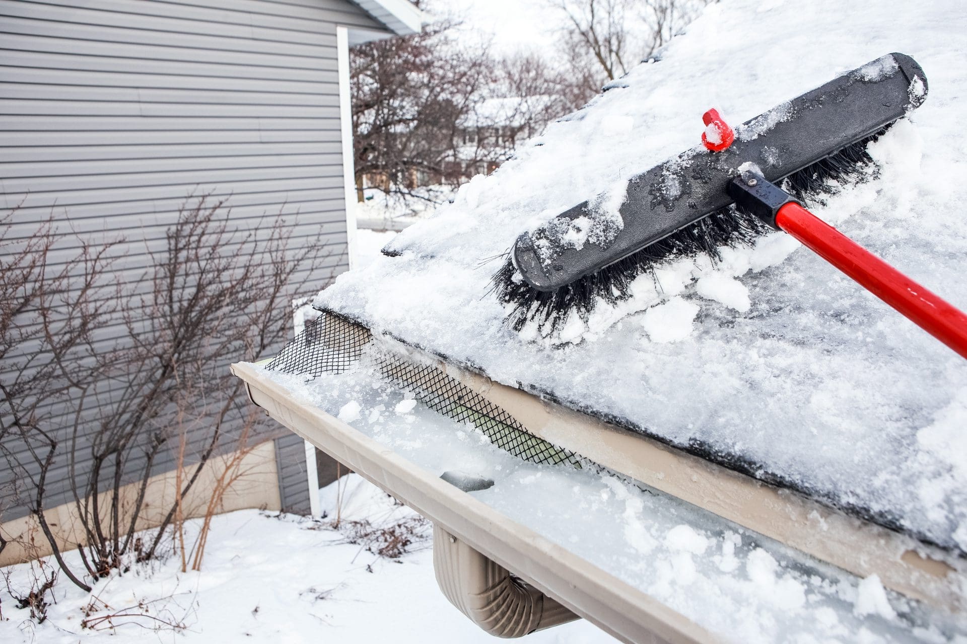 Wasserschaden durch Schnee - Wie ist das mit der Versicherung?! (© soupstock / stock.adobe.com)