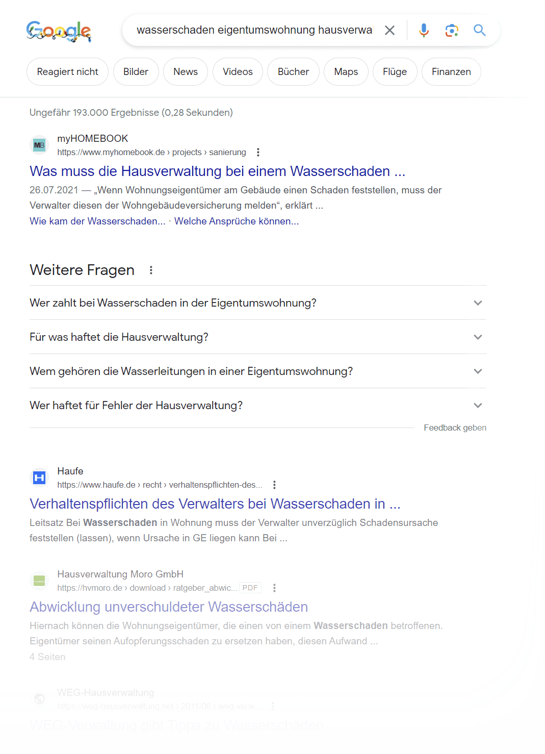 Eine Suche in Google nach "Wasserschaden Eigentumswohnung Hausverwaltung" zeigt anhand der vielen Fragen, wie vielschichtig eine solche Schadenssituation ist: Wer zahlt bei Wasserschaden in Eigentumswohnung? Für was haftet die Hausverwaltung? Wem gehören die Wasserleitung in einer Eigentumswohnung? Wer haftet für Fehler der Hausverwaltung? u.v.a.m. (Screenshot Google.de am 04.12.2023)