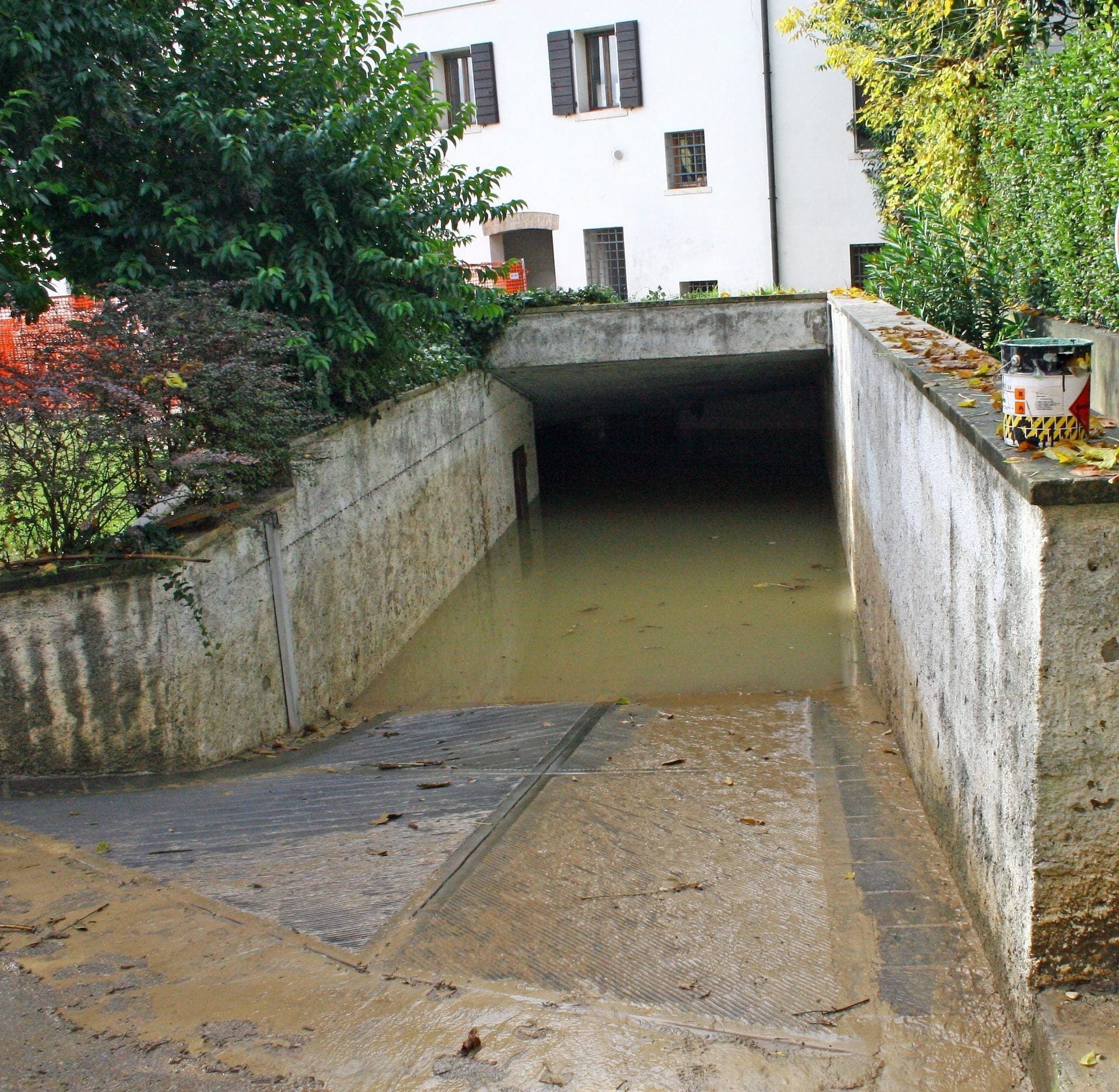 Wasserschaden in Garage | Tiefgarage voll Wasser gelaufen nach Starkregen - wer zahlt die Schäden? (© ChiccoDodiFC / stock.adobe.com)