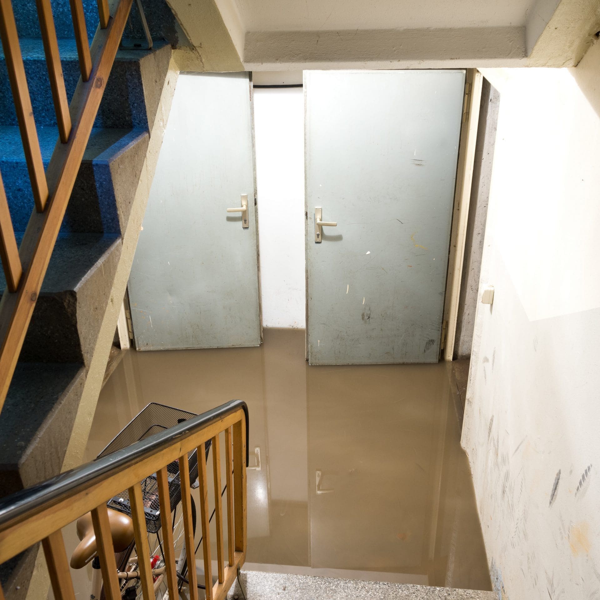 Wasserschaden im Keller | Nachdem das Wasser abgepumpt wurde, muss das durchfeuchtete Gemäuer getrocknet werden (© Stephanie Eichler / stock.adobe.com)