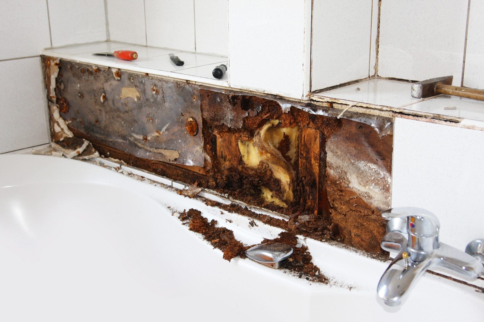 Wasserschaden nach Rohrbruch im Badezimmer - Was zahlt die Versicherung (© Heiko Barth / stock.adobe.com)