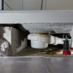Wasserschaden Reparatur - hier unter einer undichten Dusche (© Jan / stock.adobe.com)