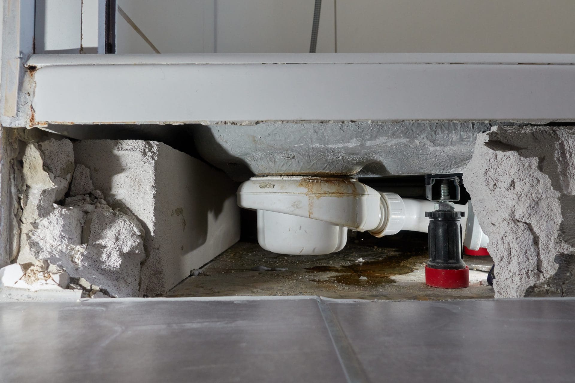 Wasserschaden Reparatur - hier unter einer undichten Dusche (© Jan / stock.adobe.com)