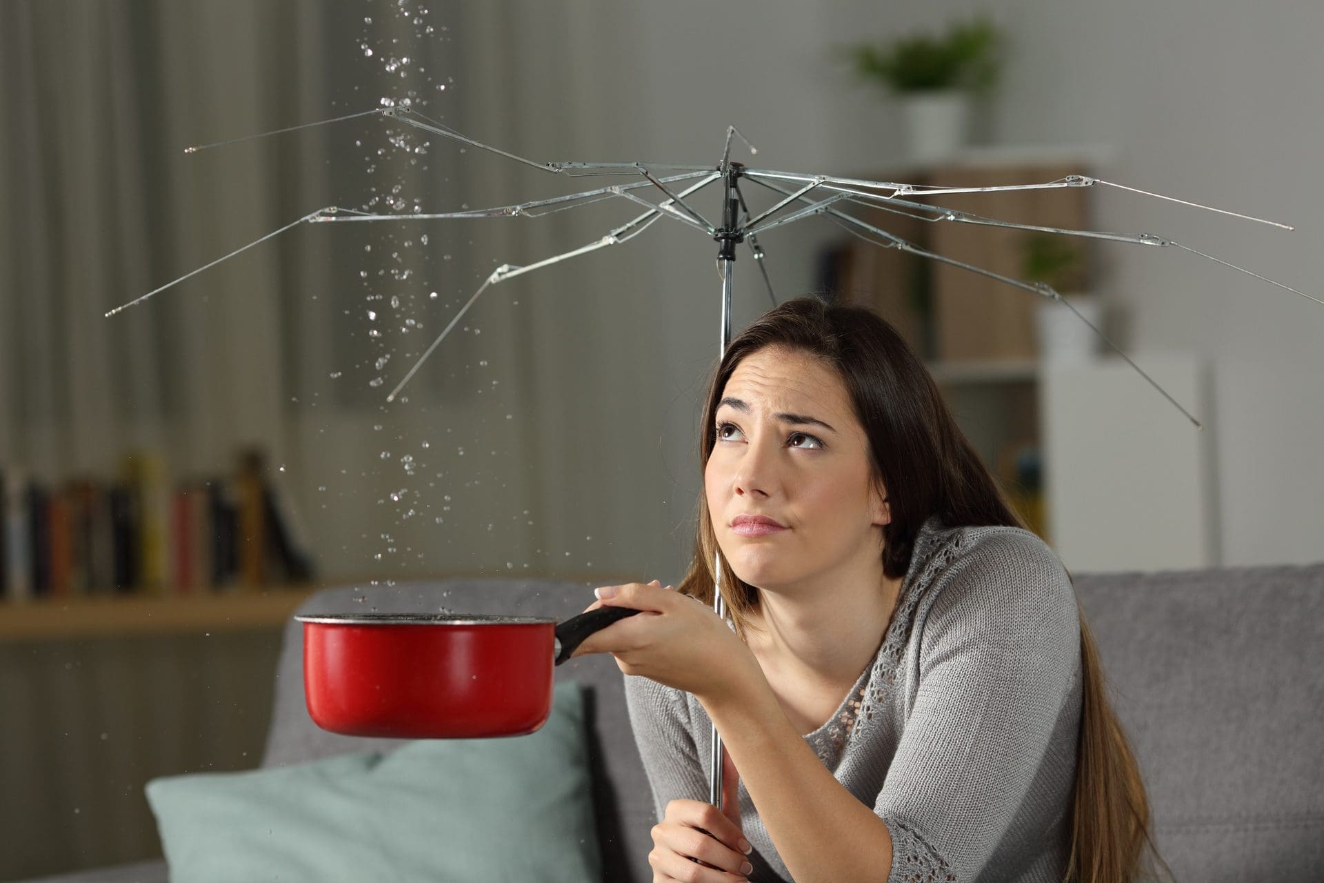 Eigentlich sollten einen Hausrat- und Wohngebäude-Versicherung nicht im Regen stehen lassen, wenn es um Wasserschäden in den eigenen vier Wänden geht... (© Antonioguillem - stock.adobe.com) Eigentlich sollten einen Hausrat- und Wohngebäude-Versicherung nicht im Regen stehen lassen, wenn es um Wasserschäden in den eigenen vier Wänden geht... (© Antonioguillem - stock.adobe.com)