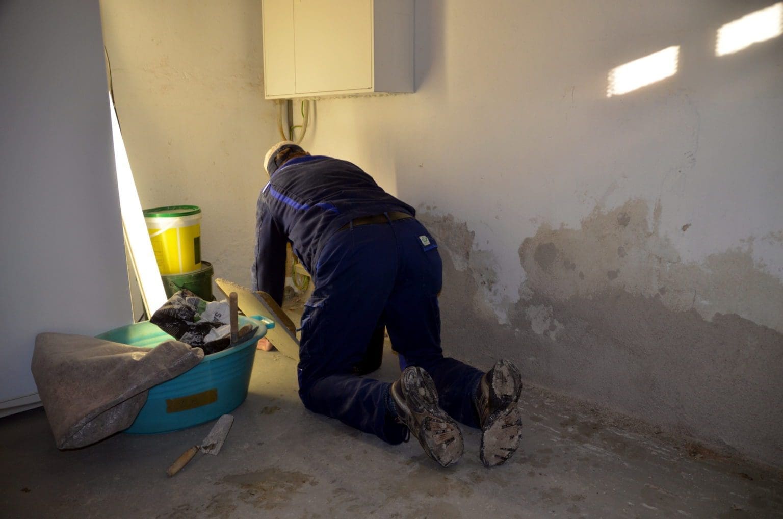 Wasserschadensanierung nach Wasserschaden im Keller (© bierwirm / stock.adobe.com) - Baumangel?
