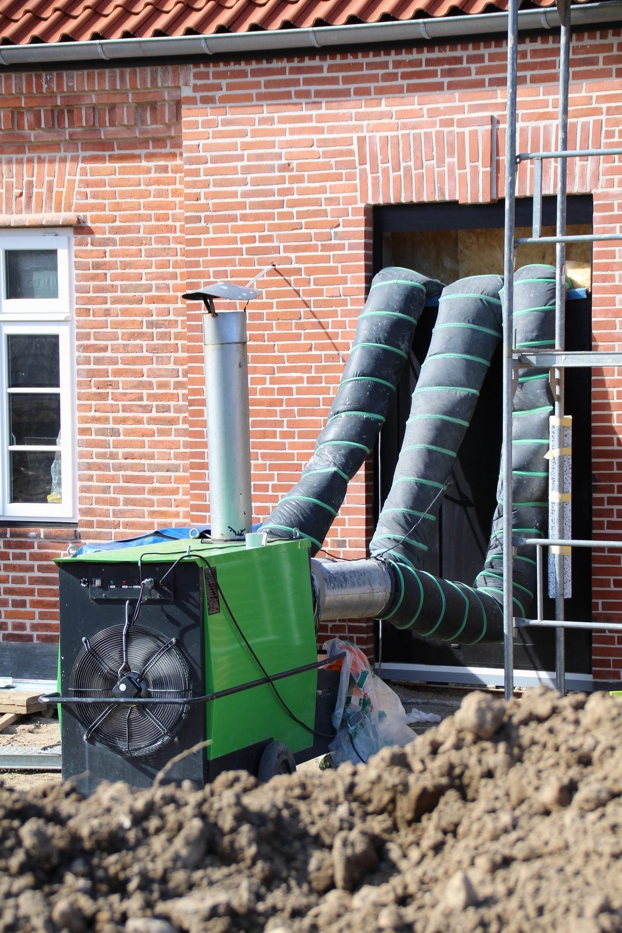 Bei der Bautrocknung und Wasserschadensanierung kommen die verschiedensten Geräte zum Einsatz: Luftentfeuchter, Adsorptionstrockner, Ventilatoren / Gebläse. Entsprechende Trocknungsmaßnahmen sollten am besten durch eine Fachfirma mit der richtigen Trocknungstechnik durchgeführt werden. (© embeki / stock.adobe.com)