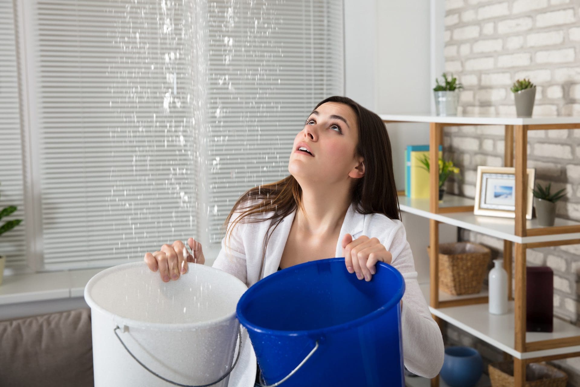 Es tropft von der Decke! - Wenn die Wohnung über einem unter Wasser steht, sind Wasserschäden an der Decke bei einem selbst nicht weit... (© Andrey Popov / stock.adobe.com)