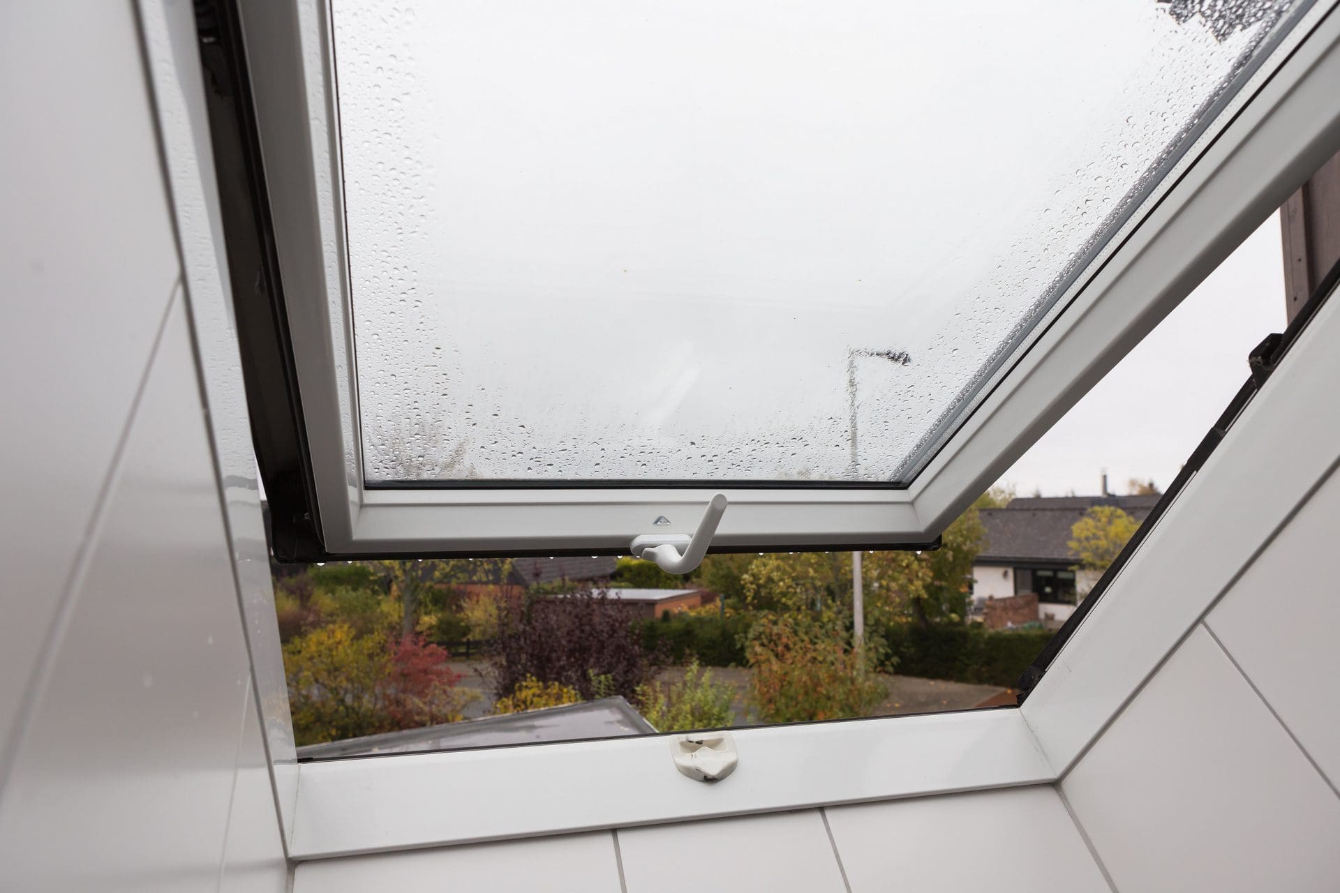 Wer zahlt für Schäden durch Regen, die durch ein offenes Dachfenster eindringen? (© Benjamin / stock.adobe.com)