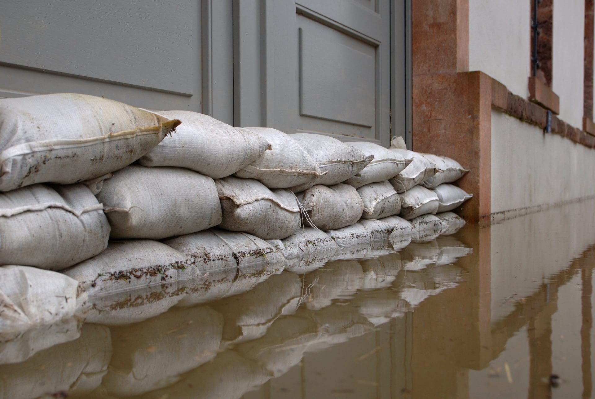 Hochwasserschaden: Wer zahlt, wenn alle Schutzmaßnahmen nicht gereicht haben?! Welche Versicherung zahlt wofür bei Hochwasser? (© mhp / stock.adobe.com)