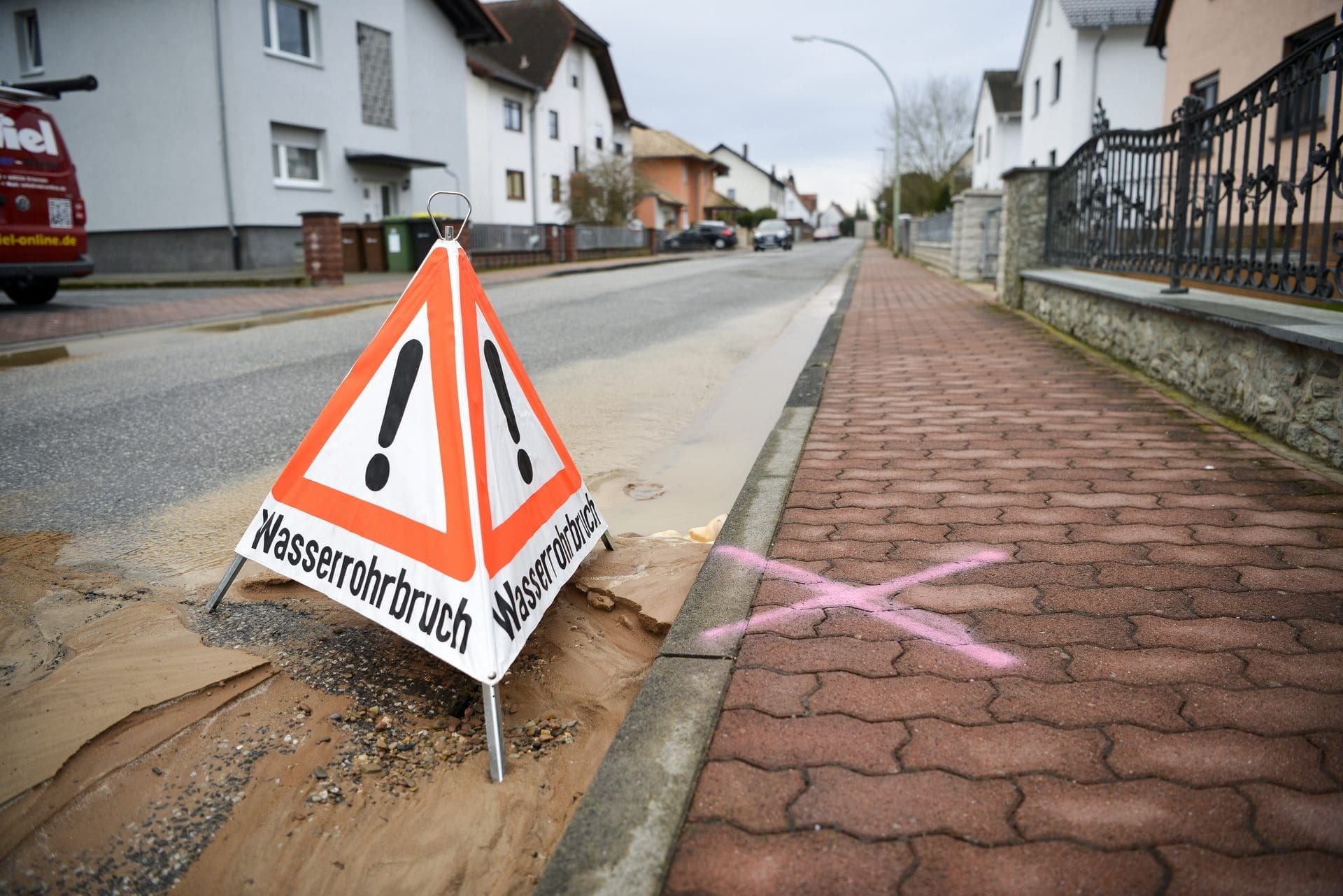 Wer zahlt bei Rohrbruch vor dem Haus? (© Mike Bender / stock.adobe.com)