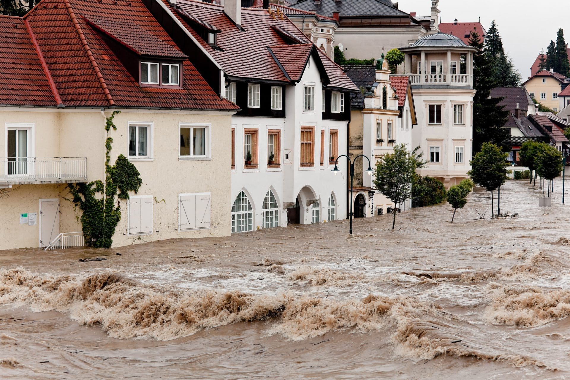 Ärger mit Wohngebäudeversicherungen zum Thema Wasserschaden gibt es v.a. im Kontext von Elementarschäden wie Flut / Hochwasser, Überschwemmungen durch Starkregen u.ä. - hat man keinen Elementarschaden-Schutz als Zusatzoption vereinbart, geht man bei sogenannten "Elementarschäden" als Versicherungsnehmer in der Regel leer aus. (© Erwin Wodicka / stock.adobe.com)