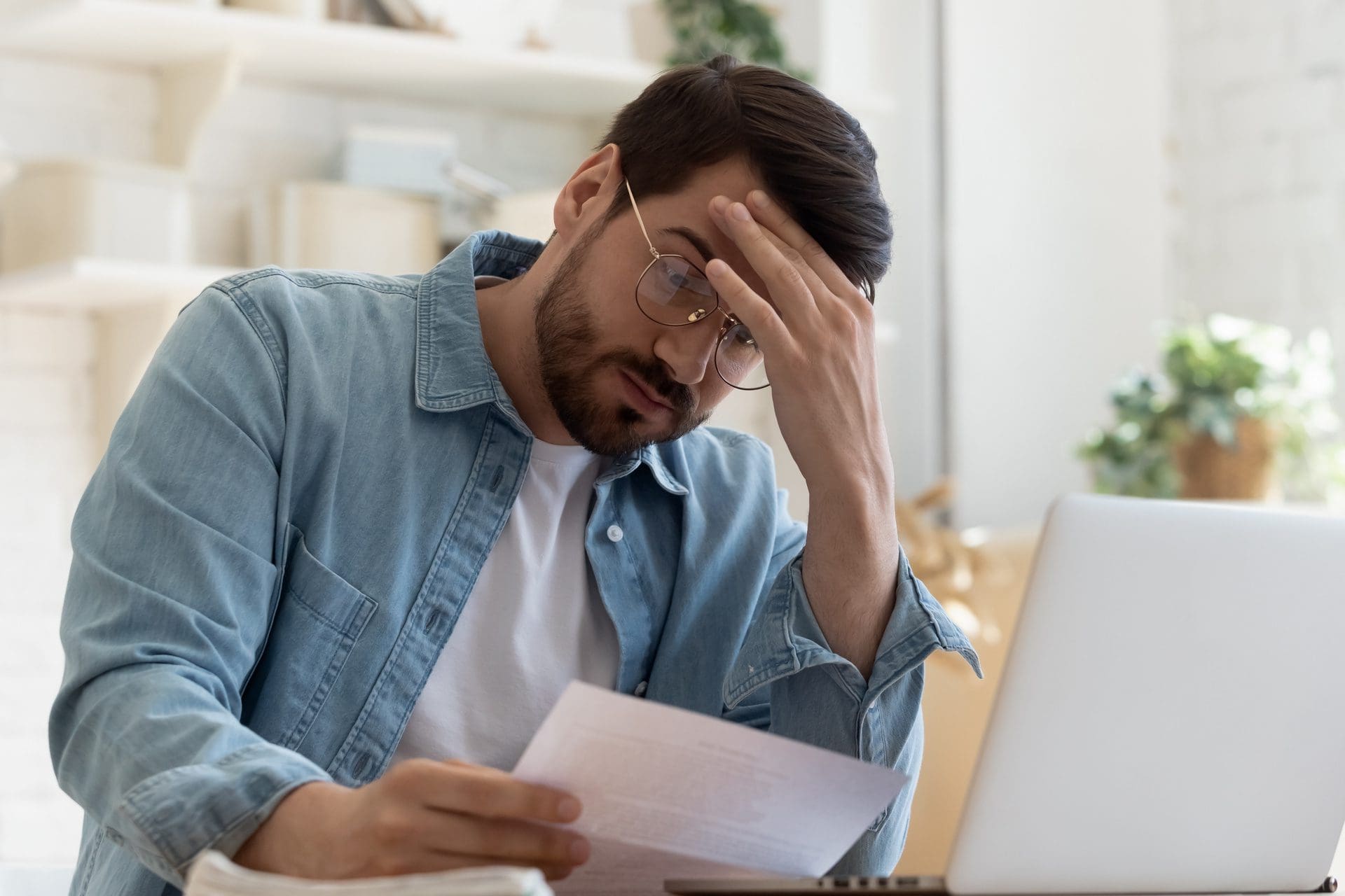 Wohngebäudeversicherung zahlt nicht | Da es verschiedene Gründe gibt, wenn und warum Gebäudeversicherungen nicht zahlen wollen, muss die Sachlage in den meisten Fällen am besten durch einen Fachanwalt und ggf. eigenen Sachverständigen geprüft werden. In einem Sachverständigenverfahren können Ansprüche oft doch noch durchgesetzt werden! (© fizkes / stock.adobe.com)