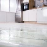 Wohnung steht unter Wasser: Was tun und wie regeln? (© Andrey Popov / stock.adobe.com)
