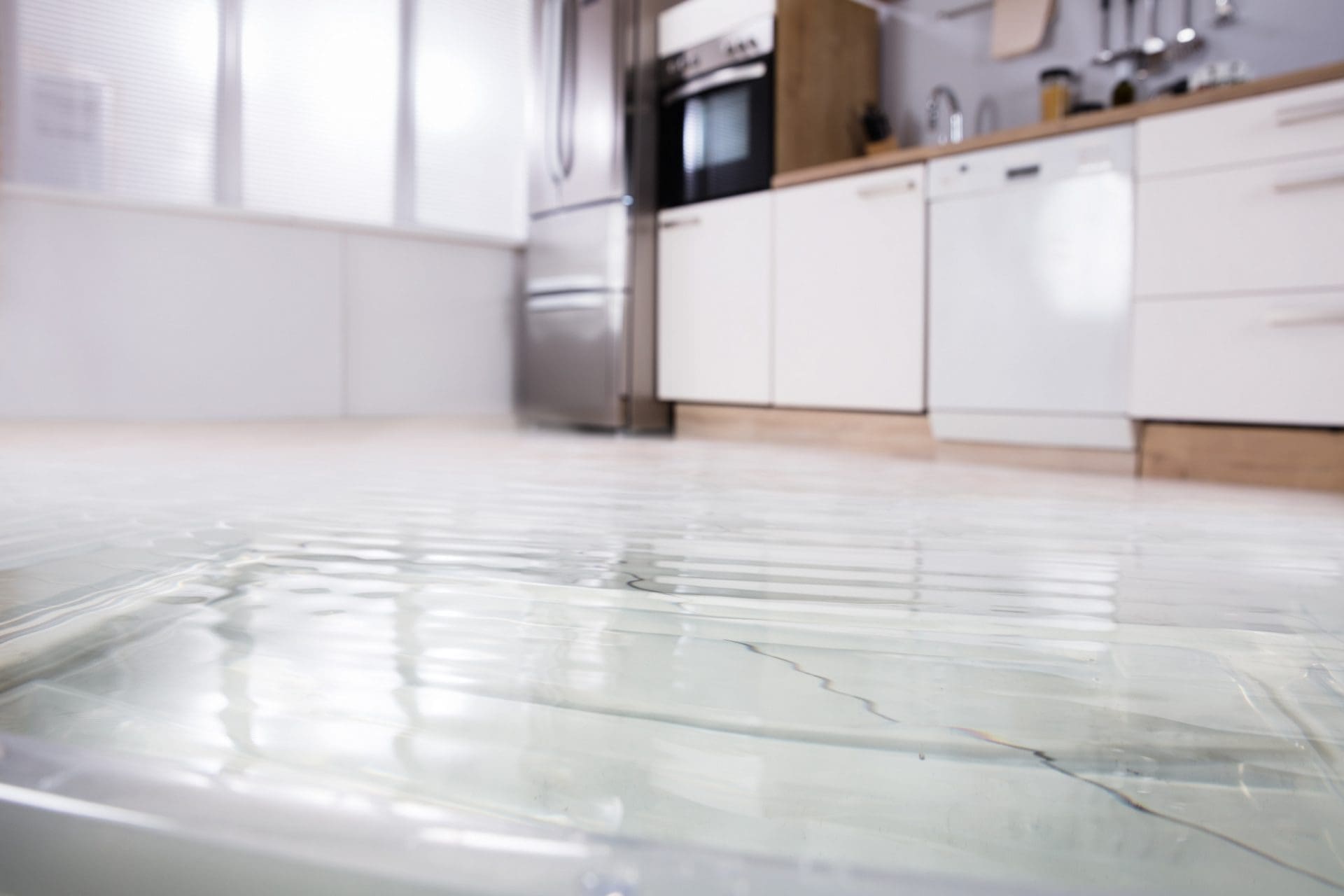 Wohnung steht unter Wasser: Was tun und wie regeln? (© Andrey Popov / stock.adobe.com)