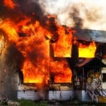 Brandstiftung Versicherung - Zahlt die Gebäudeversicherung für Brandstiftung? (© art_zzz / stock.adobe.com)